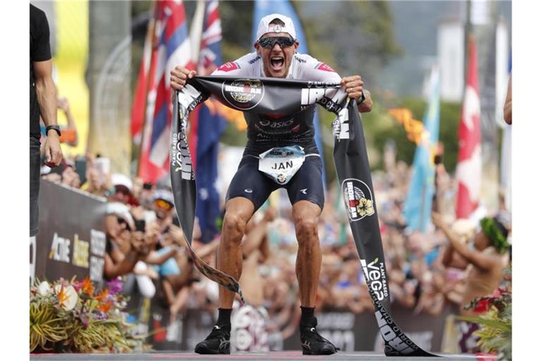 Außerhalb vom Triathlon kann er sehr gut verlieren: Jan Frodeno. Foto: Marco Garcia/AP/dpa