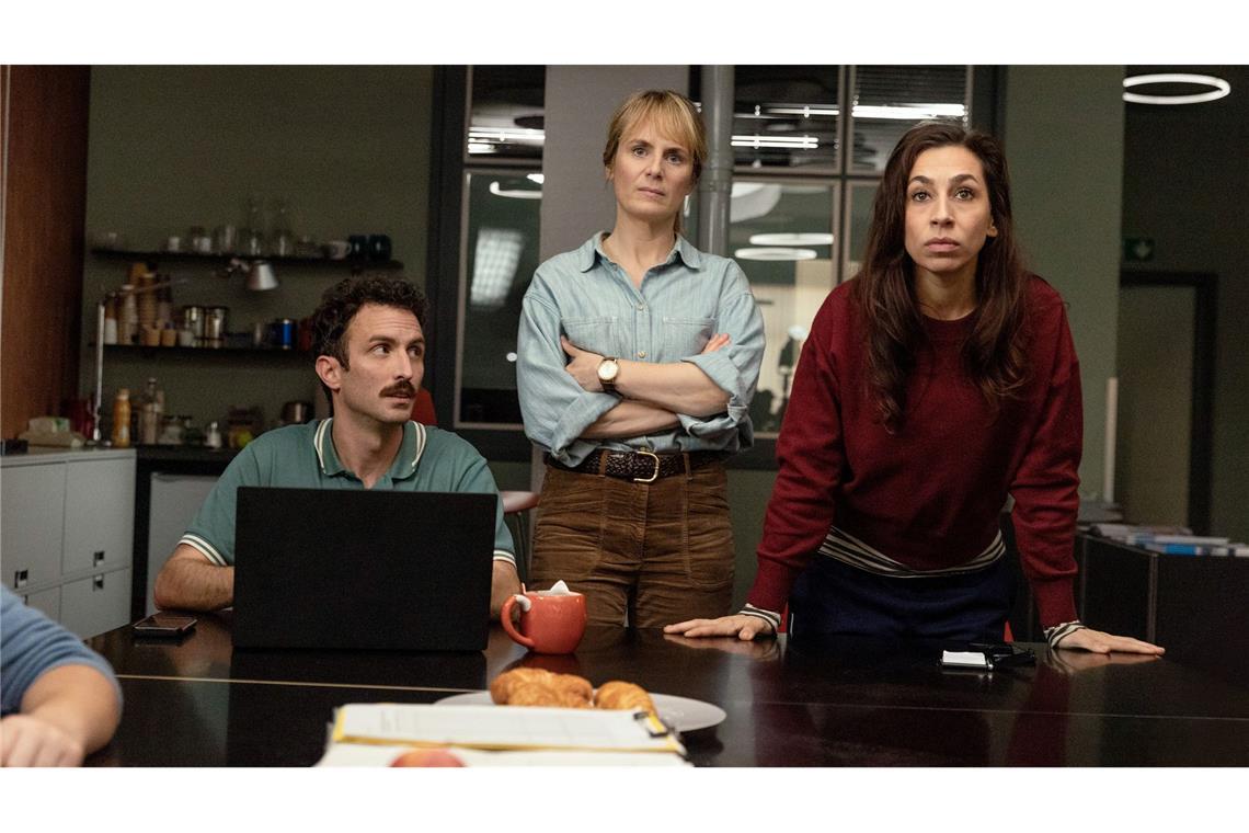 Cybercrime und musikalisches Rätsel - der Schweizer "Tatort" Außerordentliche Videokonferenz mit den Behörden: Das Team um Kommissarin Isabelle Grandjean (Anna Pieri Zuercher) im roten Pullover.