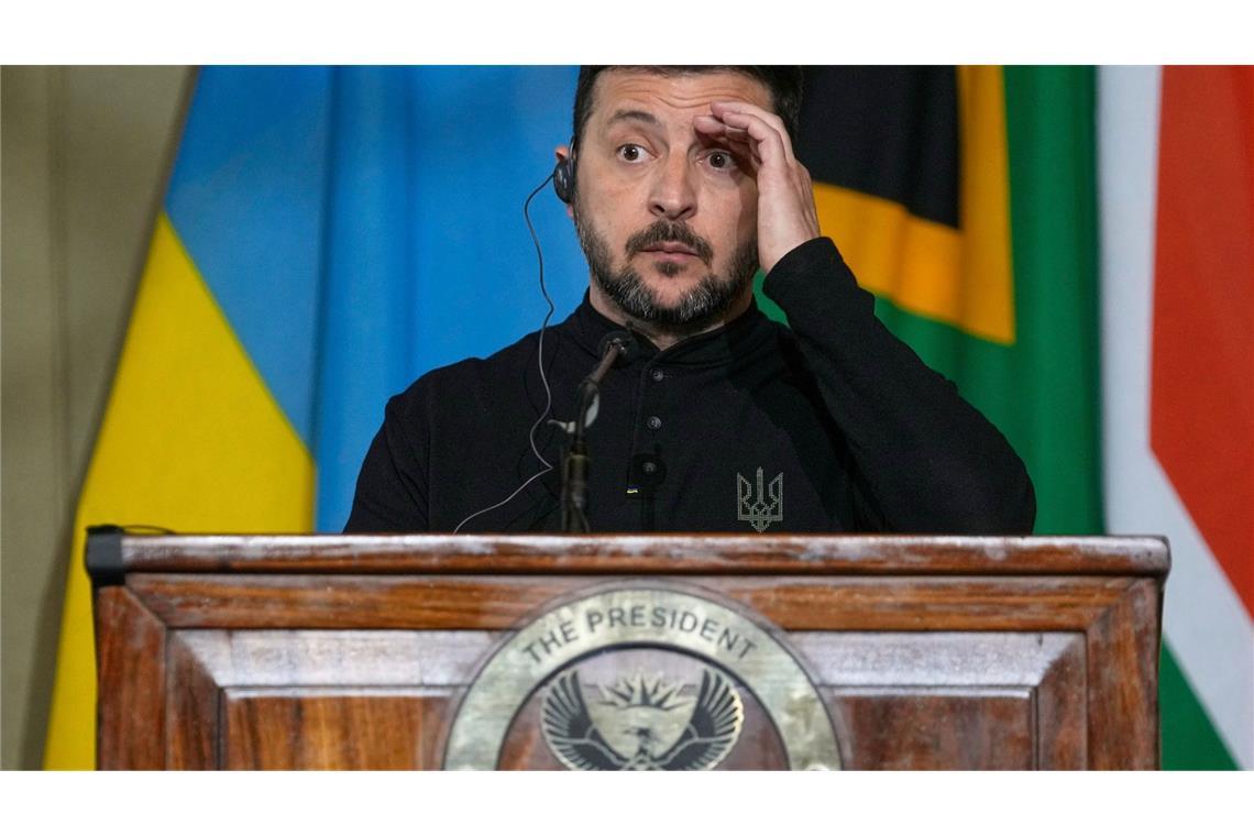 Bilder des Tages Aussichten auf Frieden? Der ukrainische Präsident Selenskyj stellt sich bei einem Besuch in Südafrika den Journalisten.