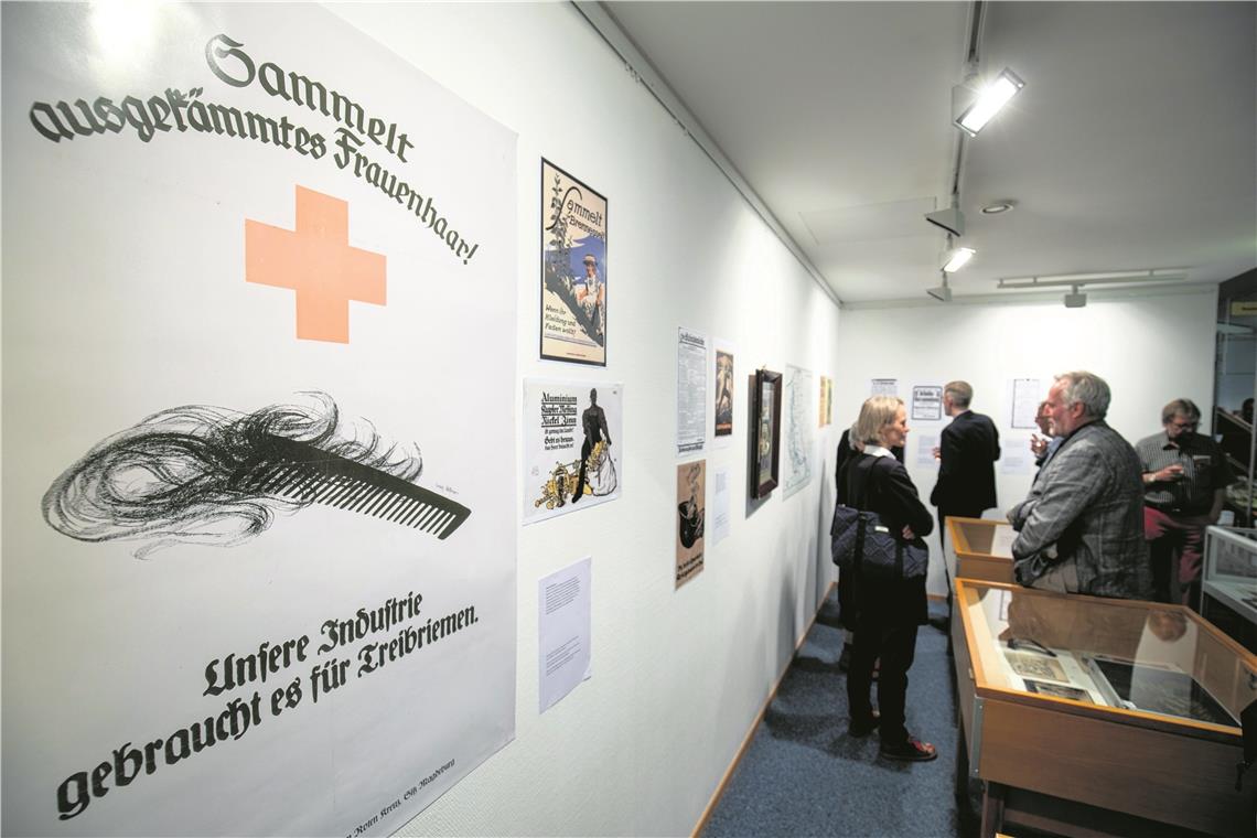 „Das ganze Jahr ein Wechselbad der Gefühle“ Ausstellung in der Stadtbücherei: Einblick in die Ereignisse des letzten Kriegsjahrs. Foto: A. Becher