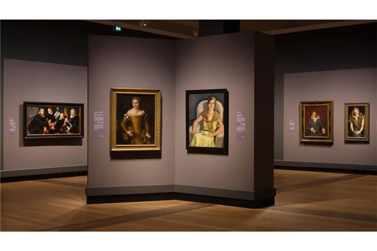 Ausstellung "Porträts!" in der Gemäldegalerie am Kulturforum Berlin. Im Vordergrund: Sofonisba Anguissolas Porträt ihrer Mutter Bianca Ponzoni Anguissola von 1557 und Eugen Spiros "Die Gattin des Künstlers" von 1929,