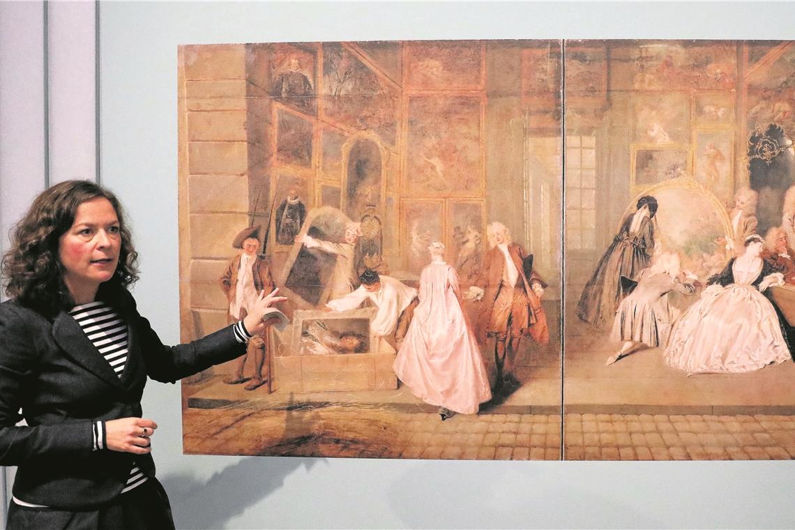 Ausstellungsmacherin Anja Gerdemann vor einer Reproduktion eines berühmten Gemäldes von Jean Antoine Watteau – zu sehen in der Waiblinger Galerie Stihl. Foto: B. Büttner
