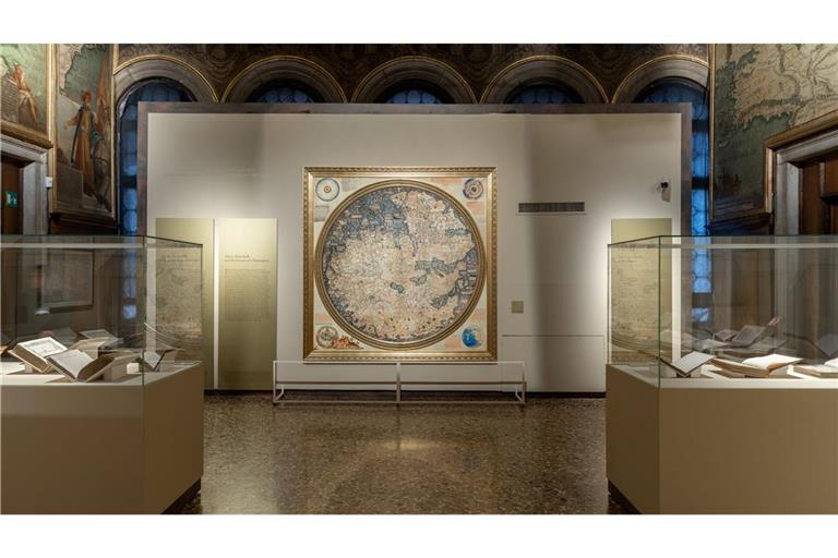 Ausstellungssaal mit Weltkarte des Fra Mauro (Venedig um 1450)