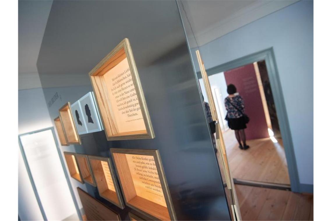 Ausstellungsstücke stehen im ehemaligen Wohnhaus der Familie des Dichters Friedrich Hölderlin. Foto: Marijan Murat/dpa/Archivbild