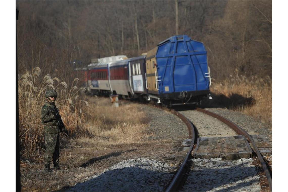 Beide Koreas überprüfen Abrüstung von Grenzkontrollposten Austausch: Ein Zug mit südkoreanischen Beamten ist auf dem Weg nach Nordkorea. Dort soll über eine künftige Bahnverbindung gesprochen werden. Foto: Kim Hong-Ji/Pool Reuters