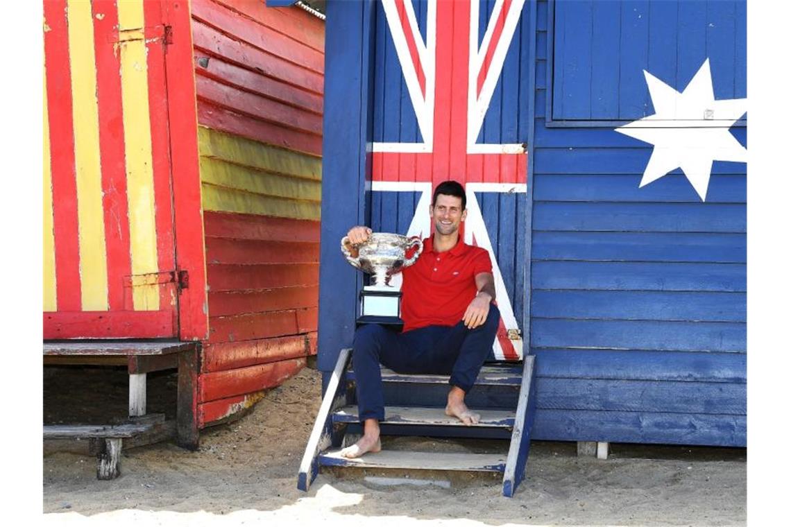 Australian-Open-Sieger Novak Djokovic ließ es sich nach seinem Triumph am Brighton Beach in Melbourne gut gehen. Foto: Dave Hunt/AAP/dpa