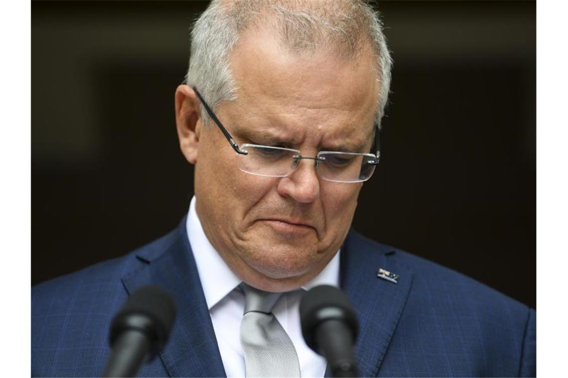 Premier: Brände in Australien dauern noch Monate Australiens Premierminister Scott Morrison kündigt bei einer Pressekonferenz einen Fonds für betroffene Farmer und Bewohner an. Foto: Lukas Coch/AAP/dpa