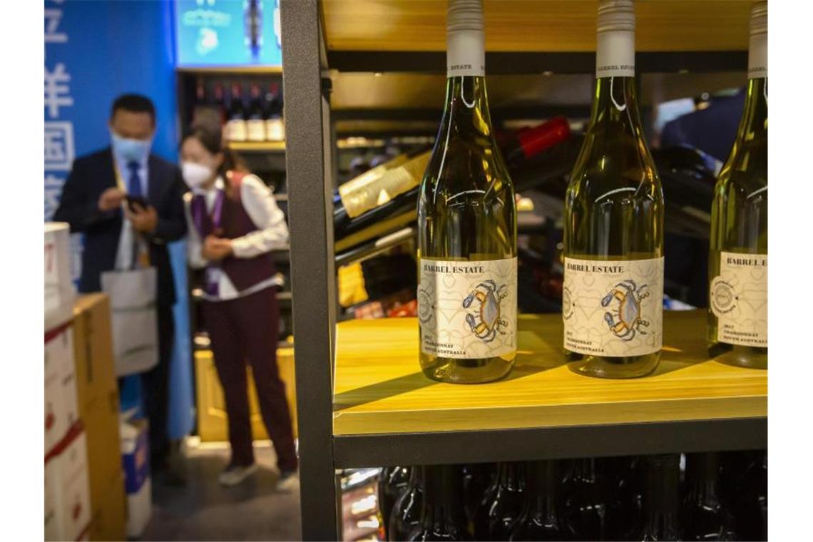 China verhängt Anti-Dumping-Zölle auf australischen Wein Australische Weine sind auf der China International Import Expo (CIIE) in Shanghai zu sehen. Foto: Mark Schiefelbein/AP/dpa
