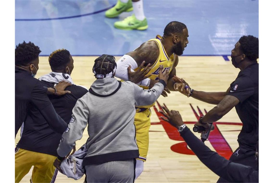 Auswechselspieler jubeln mit LeBron James (M) von den Los Angeles Lakers über einen erfolgreichen Drei-Punkte-Wurf. Foto: Troy Taormina/POOL USA TODAY Sports/AP/dpa