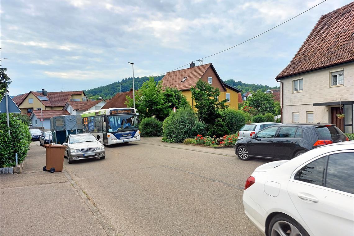 Diskussion um Verkehrskonzept Ausweichmanöver auf Gehwege sind die Regel auf der Steinbacher Straße in Oberbrüden, damit der Schulbus vorbeikommt. Foto: Bernard Gruppe ZT GmbH