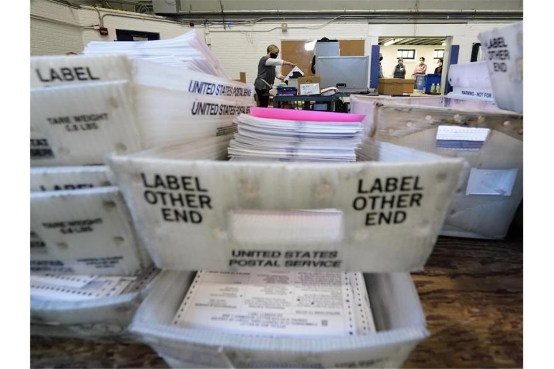 Biden fehlt nur noch ein US-Bundesstaat Auszählung im Chester County in Pennsylvania. Foto: Matt Slocum/AP/dpa