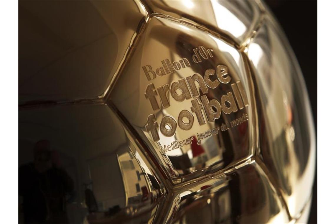 Kein Goldener Schuh, aber Weltfußballer? Lob für Lewandowski Auszeichnung für den Weltfußballer des Jahres: Der Ballon d'Or. Foto: Chistophe Ena/AP/dpa