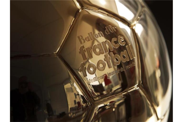 Auszeichnung für den Weltfußballer des Jahres: Der Ballon d'Or. Foto: Chistophe Ena/AP/dpa