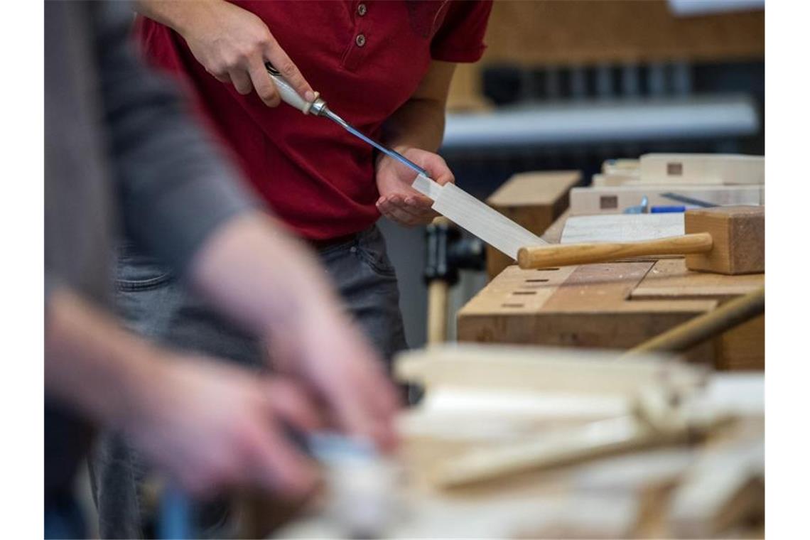 Auszubildende arbeiten an einer Berufsschule an einer Werkbank. Foto: Sebastian Gollnow/Archivbild