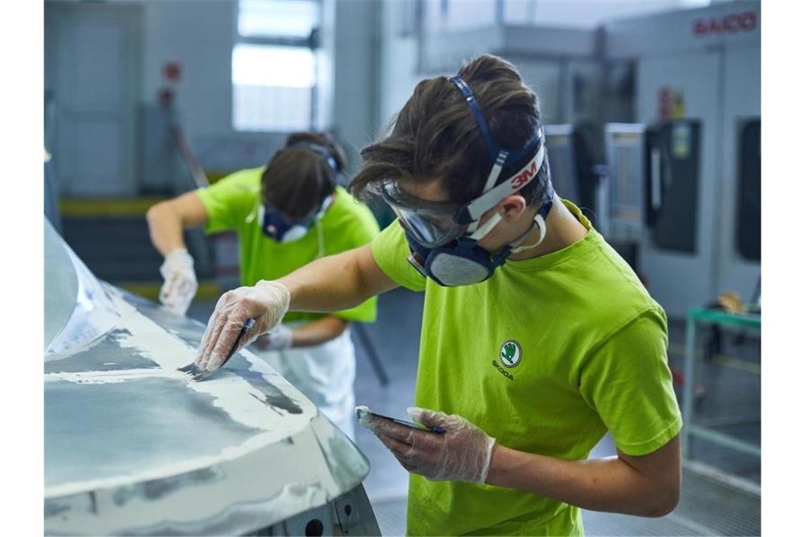 Auszubildene beim Autohersteller Skoda: Der Zentralverband des Deutschen Handwerks (ZDH) warnte, junge Menschen, die jetzt nicht ausgebildet würden, fehlten künftig als Fachkräfte. Foto: Skoda Auto Deutschland GmbH/obs