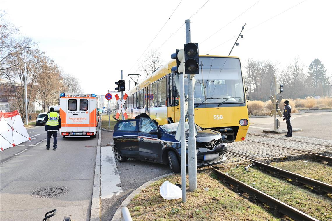 Auto kracht in Fellbach in eine Straßenbahn. Foto: Kevin Lermer/7aktuell.de