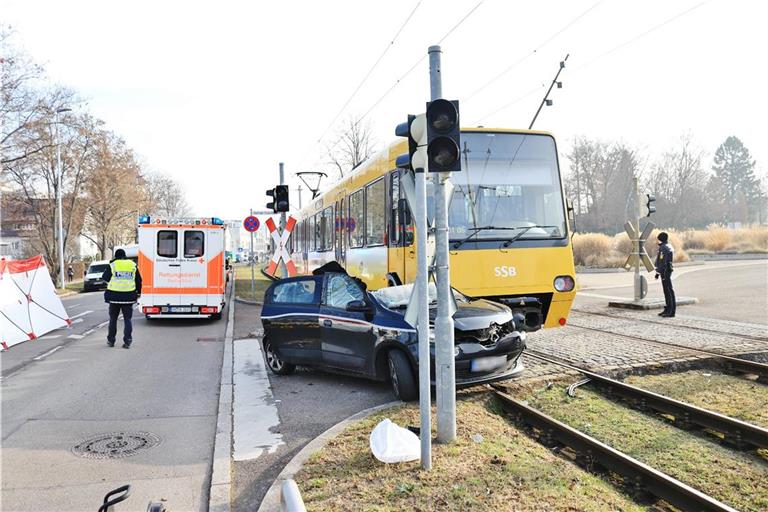 Auto kracht in Fellbach in eine Straßenbahn. Foto: Kevin Lermer/7aktuell.de