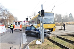 Auto kracht in Fellbach in eine Straßenbahn. Foto: Kevin Lermer/7aktuell.de