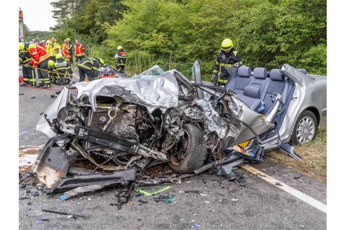 Auto prallt gegen Lastwagen: 80-jähriger stirbt. Foto: Aaron Klewer/Einsatz-Report24