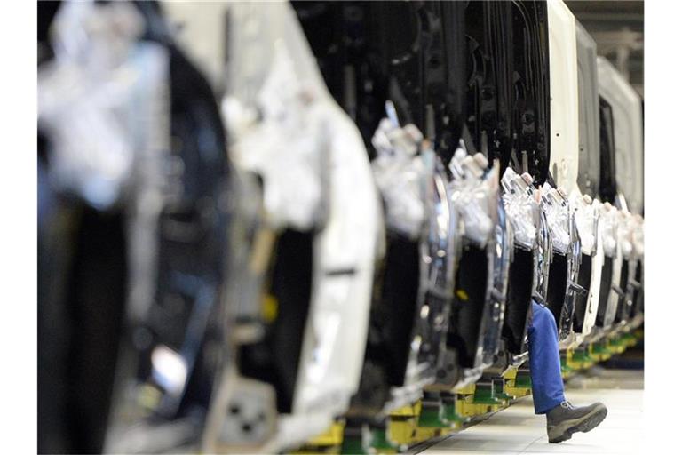 Auto-Produktion am Förderband. Die Deutsche Umwelthilfe prangert die nach ihrer Ansicht falsche Modellpolitik der deutschen Hersteller an. Foto: Bernd Weissbrod