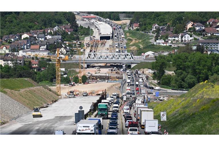 Autobahn 8 bei Pforzheim. Wegen eines brennenden Lasters muss die A8 am Freitag teilweise gesperrt werden (Archivfoto).