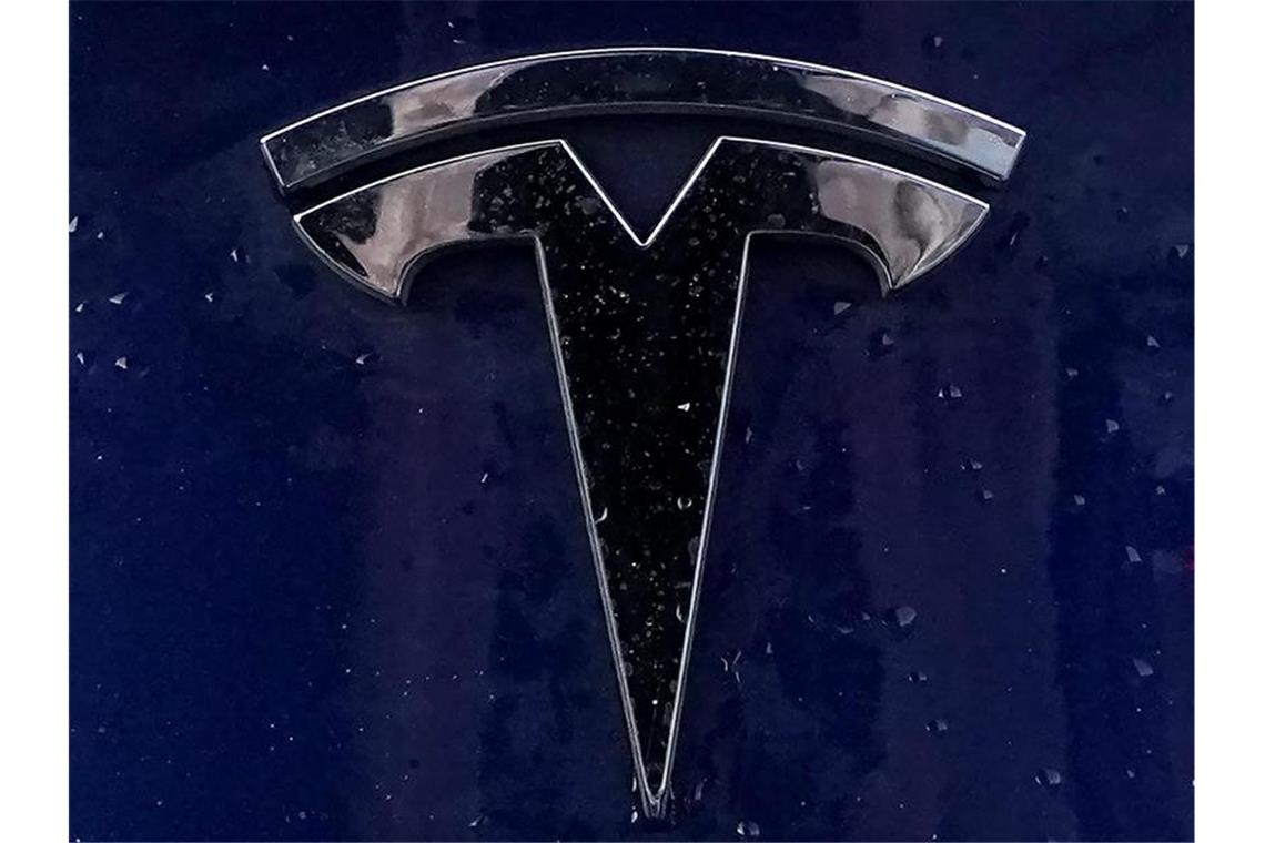 Tesla ruft in USA knapp eine halbe Million Autos zurück Autobauer Tesla ruft zahlreiche Wagen der Reihen „Model 3“ und „Model S“ zurück. Foto: Steven Senne/AP/dpa