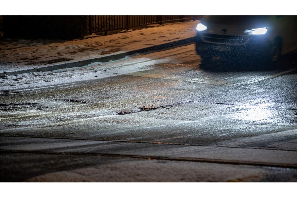 Autofahrer aufgepasst: Schnee und Glätte behindern den Verkehr.