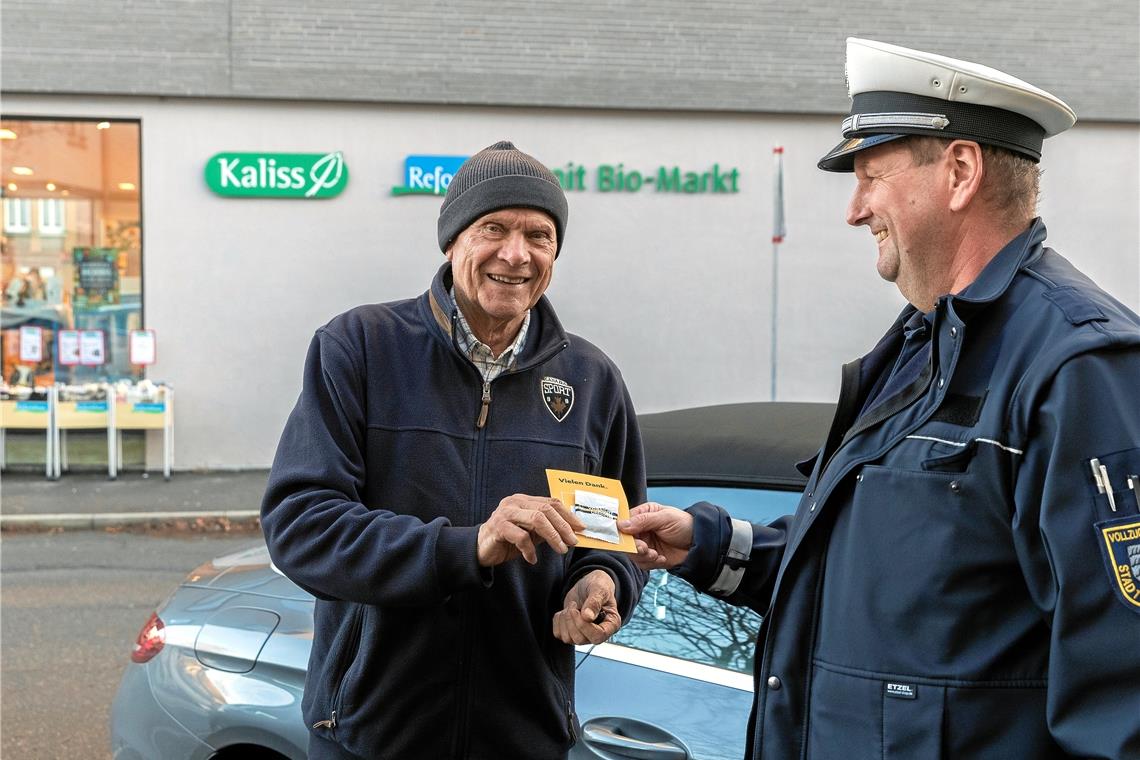 Gummibärchen fürs richtige Parken Autofahrer Herbert Knöll (links) freut sich über die Belohnung, die er von Bernd Bracher fürs korrekte Parken bekommt. Fotos: J. Fiedler