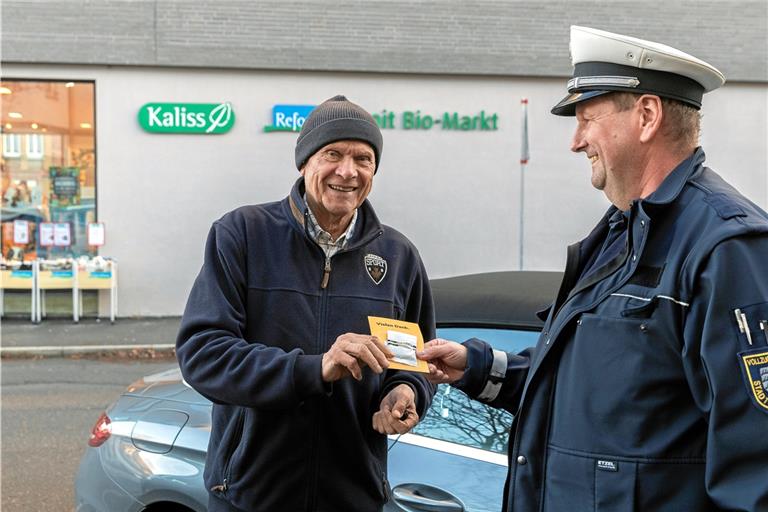 Autofahrer Herbert Knöll (links) freut sich über die Belohnung, die er von Bernd Bracher fürs korrekte Parken bekommt. Fotos: J. Fiedler