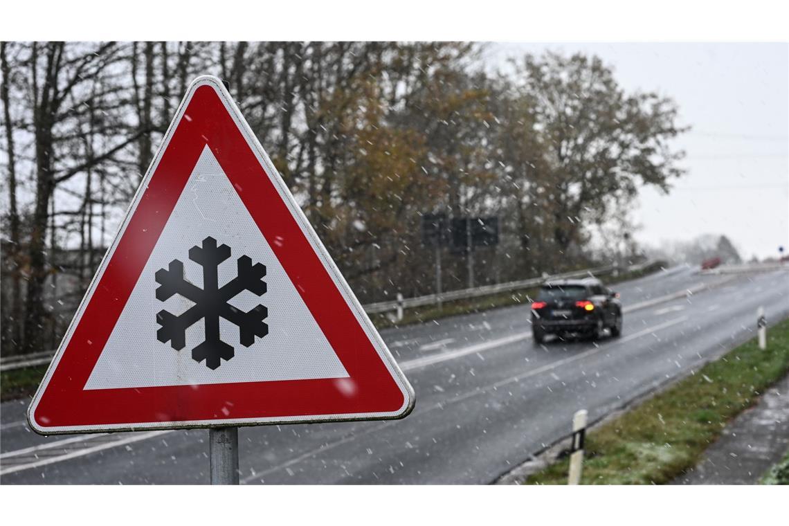 Autofahrer im Südwesten müssen sich auf glatte Straßen einstellen. (Symbolbild)