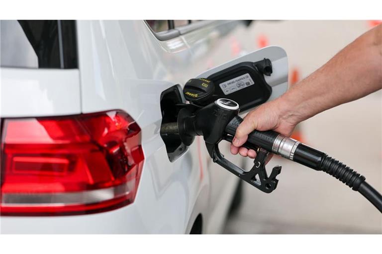 Autofahrer müssen gerade für Diesel und Benzin viel zahlen.