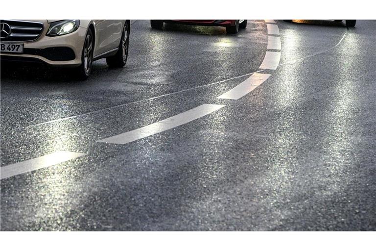 Autofahrer müssen sich auf glatte Straßen einstellen.