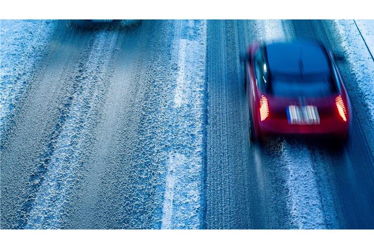 Autofahrer müssen sich zum Wochenende auf glatte Straßen einstellen.