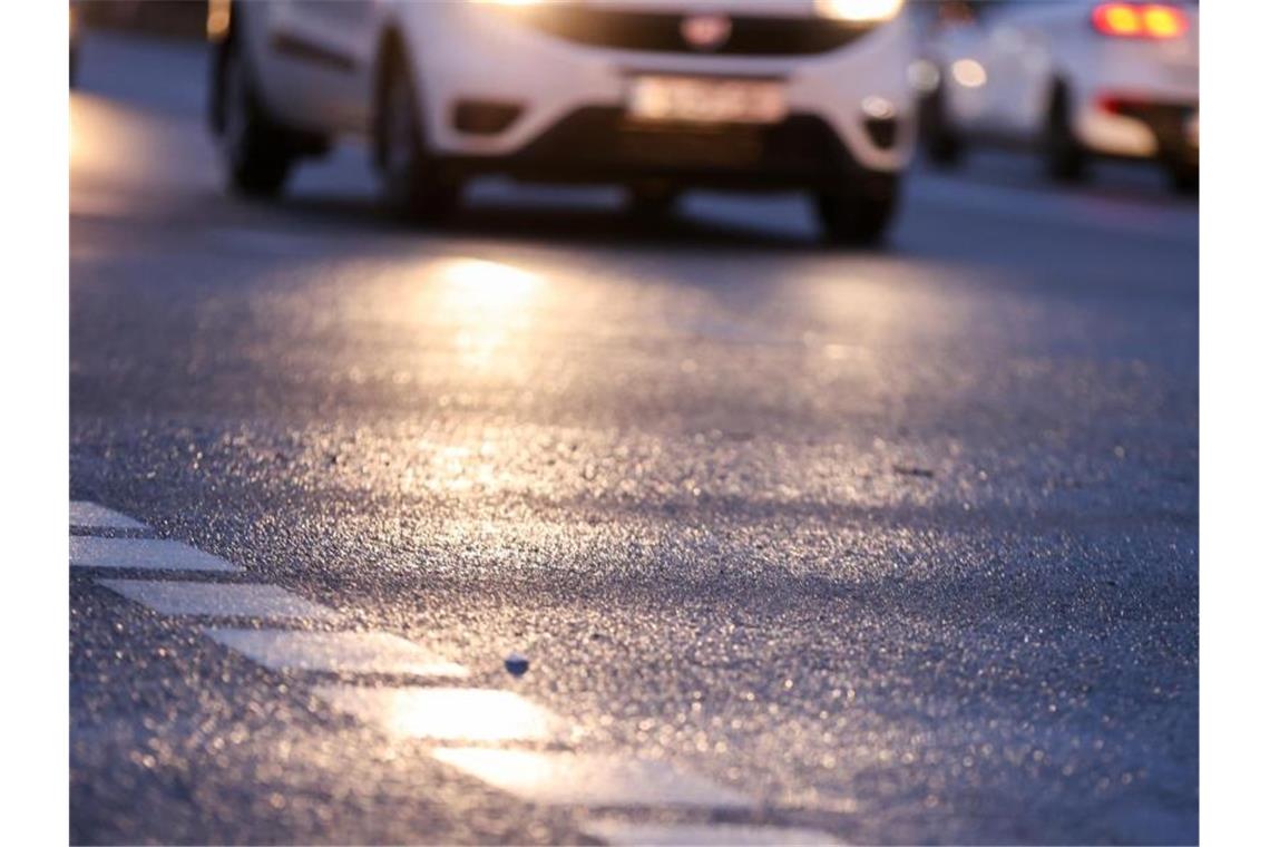 Autofahrer sollten bei der Glätte vor allem langsam und vorsichtig fahren. Foto: Jan Woitas/dpa