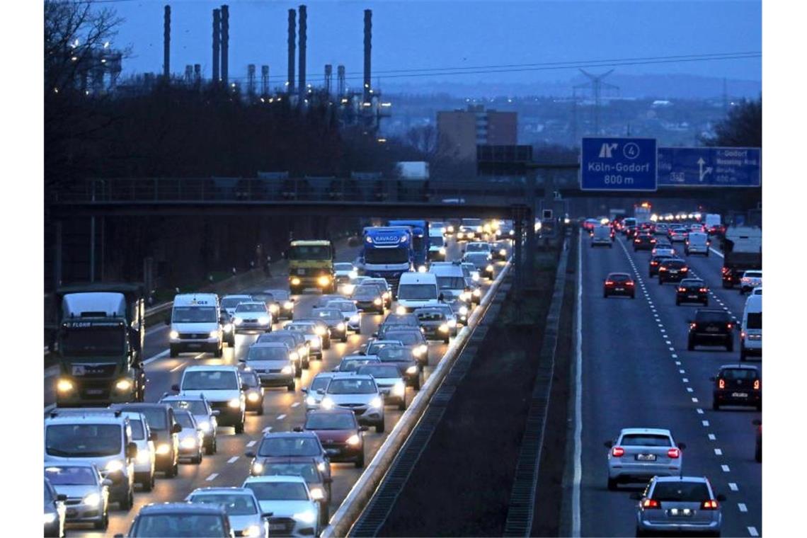 Autofahrer steckten 2019 auf nordrhein-westfälischen Autobahnen rund 171.000 Stunden in Staus und stockendem Verkehr fest - gut 17.000 Stunden (plus 11 Prozent) mehr als 2018. Foto: Oliver Berg/dpa