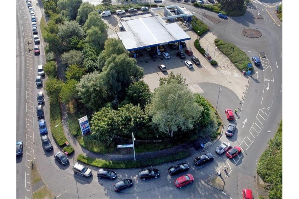 Versorgungskrise in Großbritannien: Johnson vor Kehrtwende Autofahrer stehen mit ihren Fahrzeugen an einer Tankstelle in Ashford für Benzin in einer langen Warteschlange an. Foto: Gareth Fuller/PA Wire/dpa