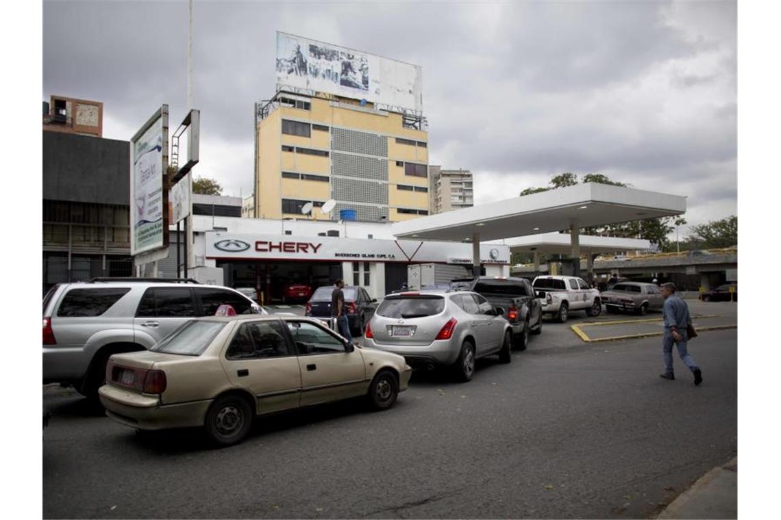 Venezuelas Präsident Maduro stellt den USA ein Ultimatum Autofahrer warten in Caracas an einer Tankstelle. Das ölreiche Venezuela hat nicht mehr genug Benzin. Foto: Ariana Cubillos