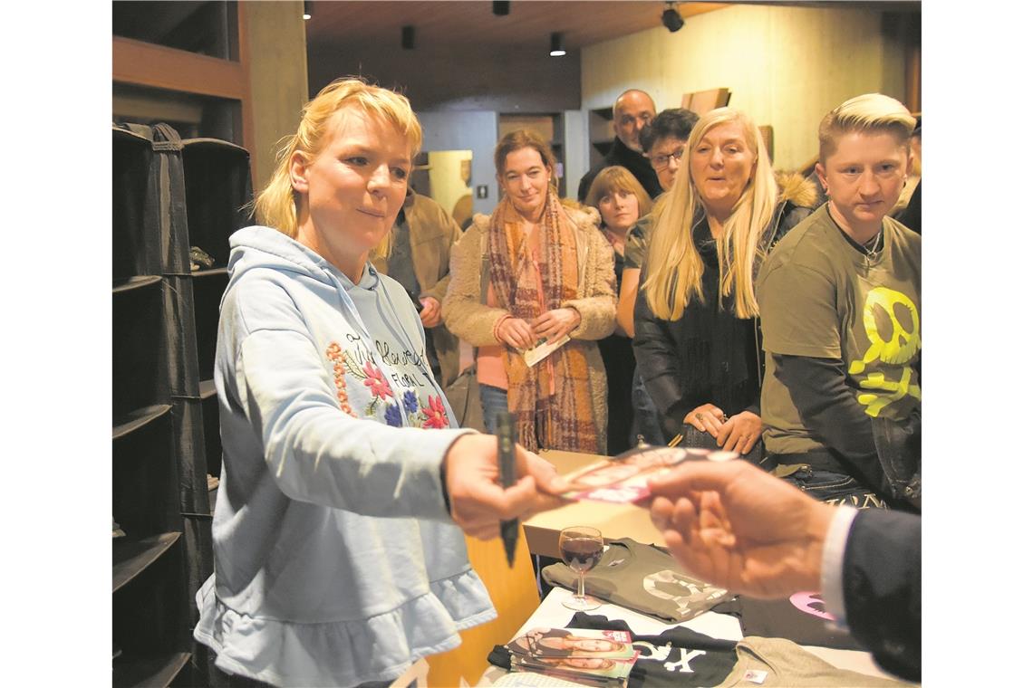Autogramme schreiben nach dem Auftritt: Die Fans von Mirja Boes kommen auf ihre Kosten.