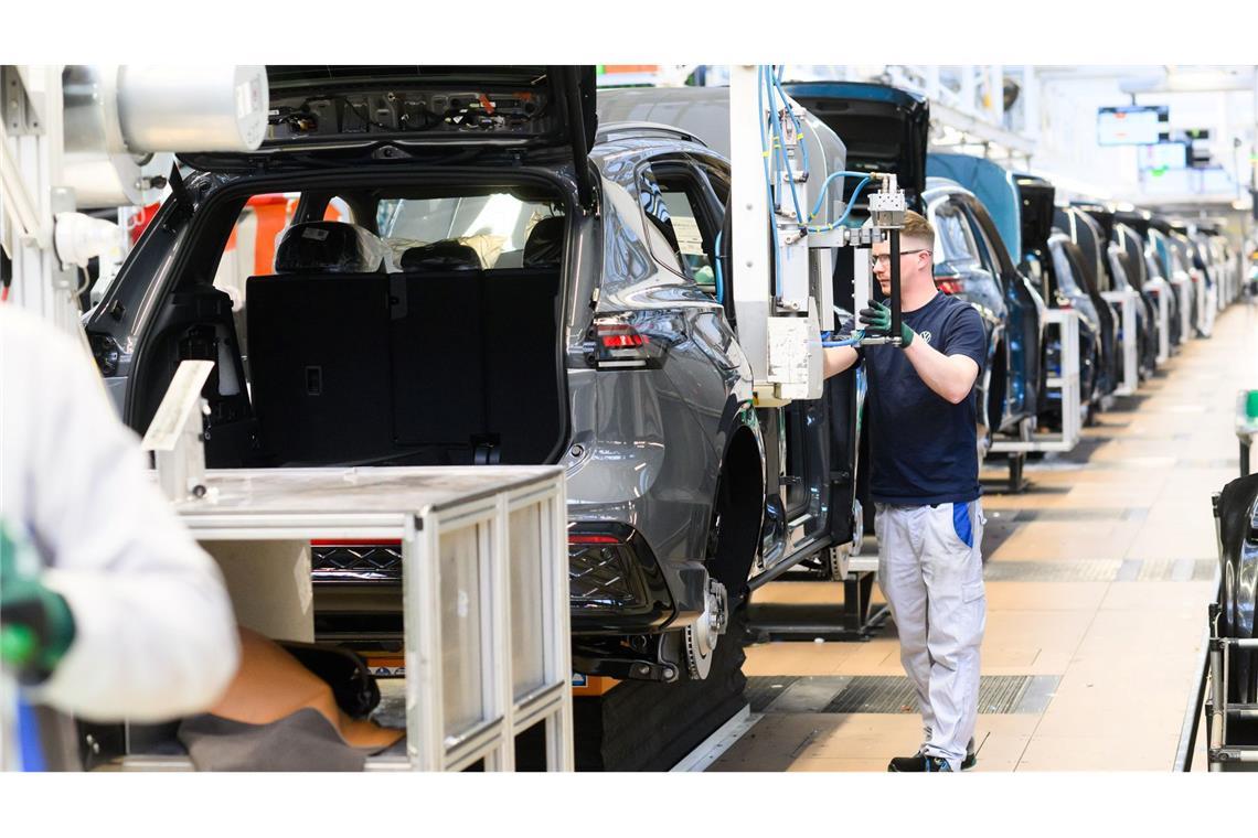 Hohe Nachfrage: VW fährt in Wolfsburg Sonderschichten Autoproduktion in Wolfsburg: Wegen hoher Nachfrage nach den hier gebauten Verbrenner setzt VW nun Sonderschichten an. (Archivfoto)