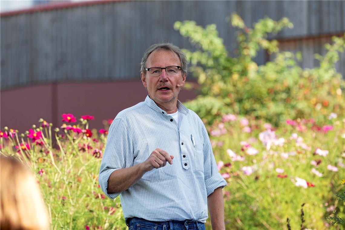 Autor und Journalist Christian Muggenthaler im Biolandhof Adrion in Mittelschöntal. Foto: J. Fiedler