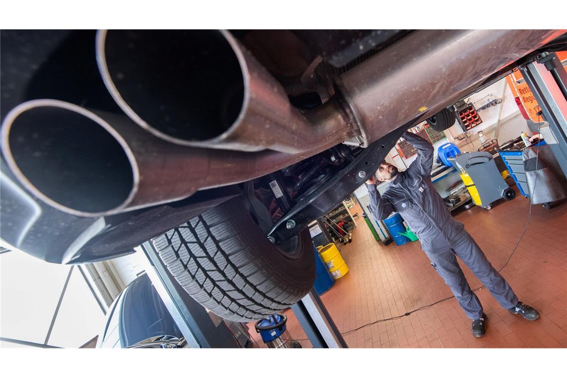 Autoreparaturen sind in den vergangenen Jahren sehr viel teurer geworden, und in der Folge auch die Kfz-Versicherung. (Symbolbild)