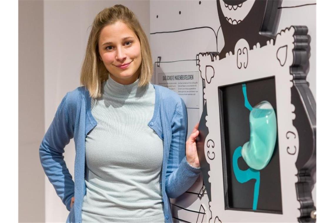 „Darm mit Charme“-Autorin: Leser zeigte Fotos von Plumpsklo Autorin Giulia Enders steht in der Sonderausstellung „Darm mit Charme“ in Heilbronn. Foto: Matthias Stark/experimenta/dpa/Archivbild
