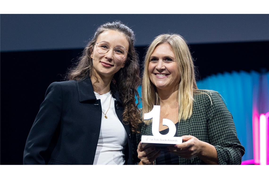 Tiktok-Awards: Junge Fans küren ihre Buch-Stars Autorin Lilly Lucas (rechts) ist "Autor*in des Jahres".