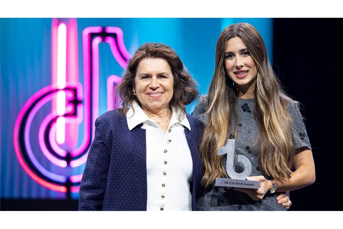 Tiktok-Awards: Junge Fans küren ihre Buch-Stars Autorin Mercedes Ron (rechts) ist die "Bestseller-Autorin des Jahres".