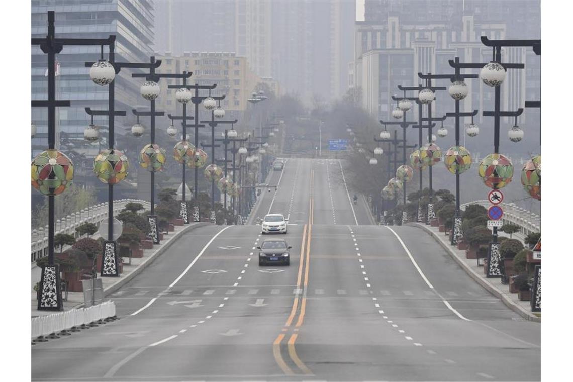 Autos auf einer fast leeren Straße in Xi'an in der nordwestchinesischen Provinz Shaanxi. Foto: Shao Rui/Xinhua/AP/dpa
