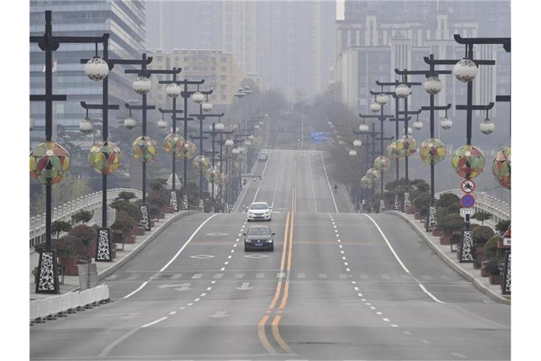 Autos auf einer fast leeren Straße in Xi'an in der nordwestchinesischen Provinz Shaanxi. Foto: Shao Rui/Xinhua/AP/dpa