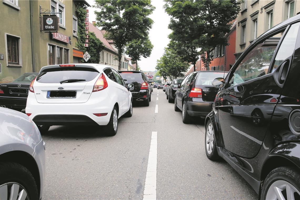 Fahrzeugzuwachs setzt sich fort Autos, Autos, Autos so weit das Auge reicht. Und kein Ende des Zuwachs in Sicht. Foto: A. Becher