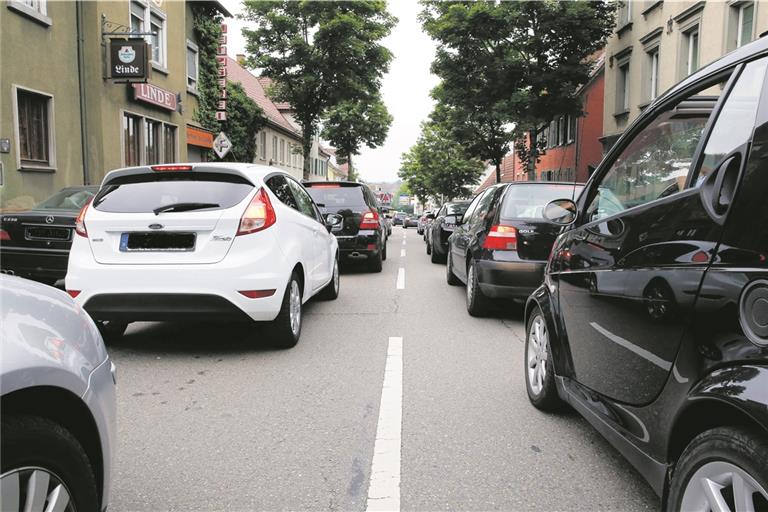 Autos, Autos, Autos so weit das Auge reicht. Und kein Ende des Zuwachs in Sicht. Foto: A. Becher