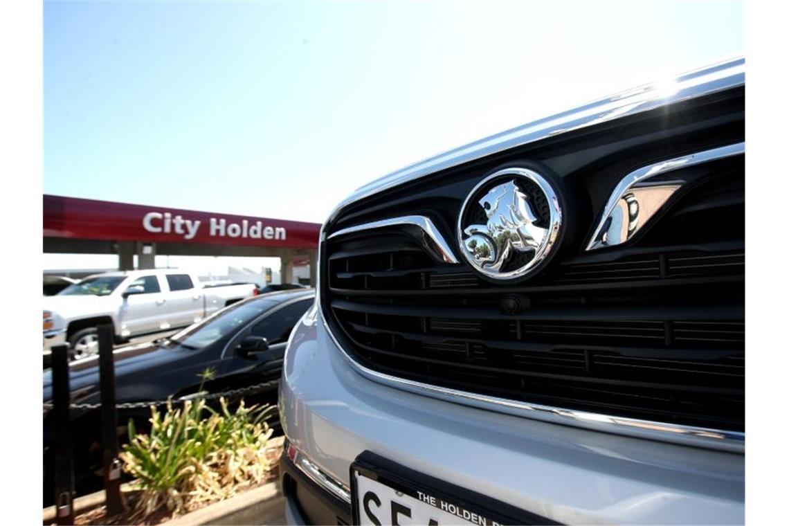 Autos der Marke Holden stehen bei einem Autohändler in Adelaide. Die australische Automarke Holden gehört zum US-Konzern General Motors (GM). Foto: Kelly Barnes/AAP/dpa