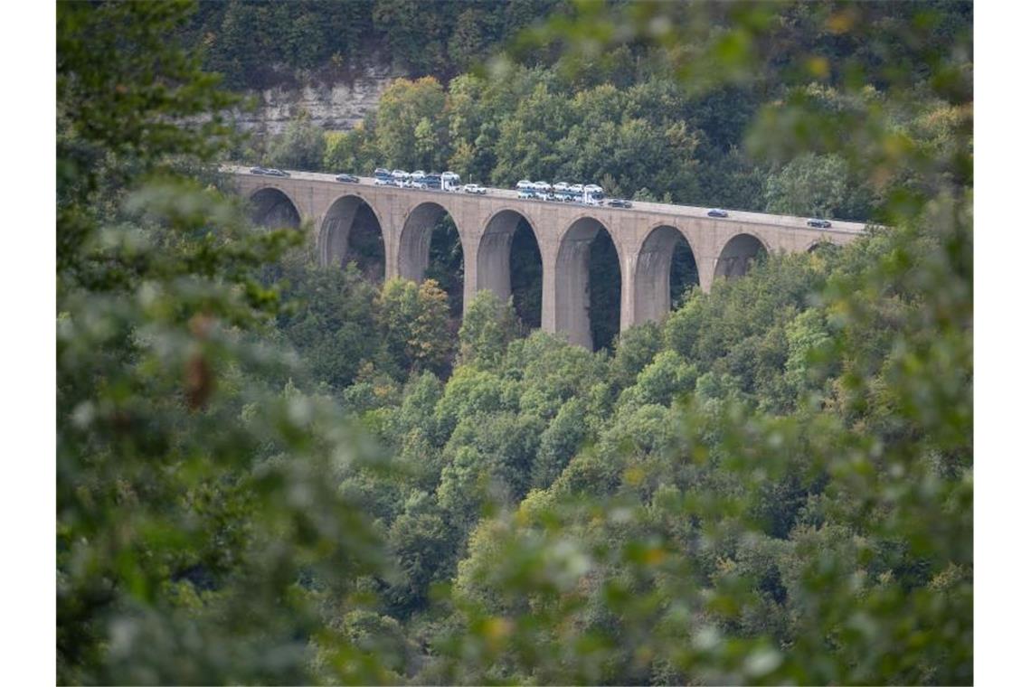 Autos fahren am Drackensteiner Hang auf der A8 über die Drachenlochbrücke. Foto: Marijan Murat